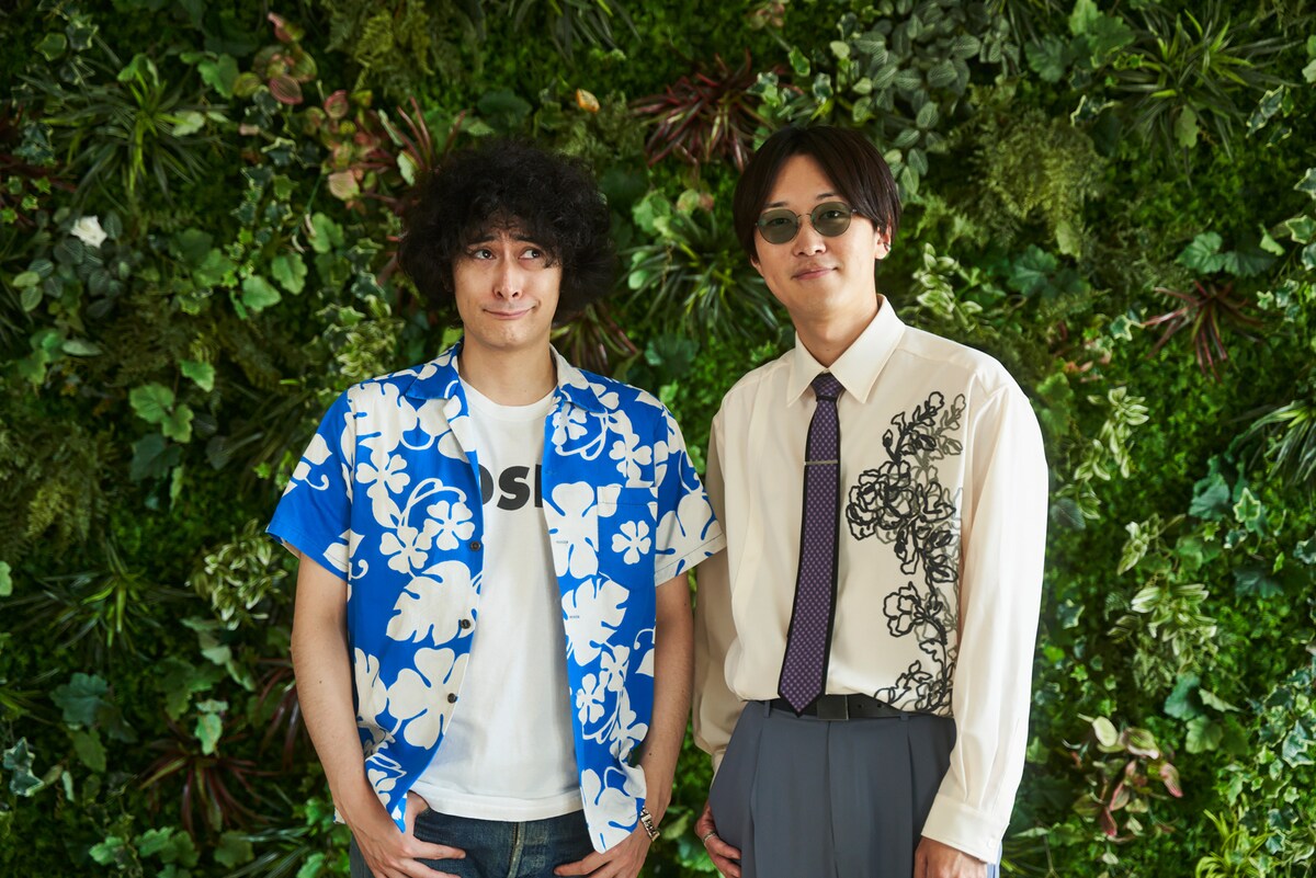 左からみの、倉品翔（Vo, G, Key）。