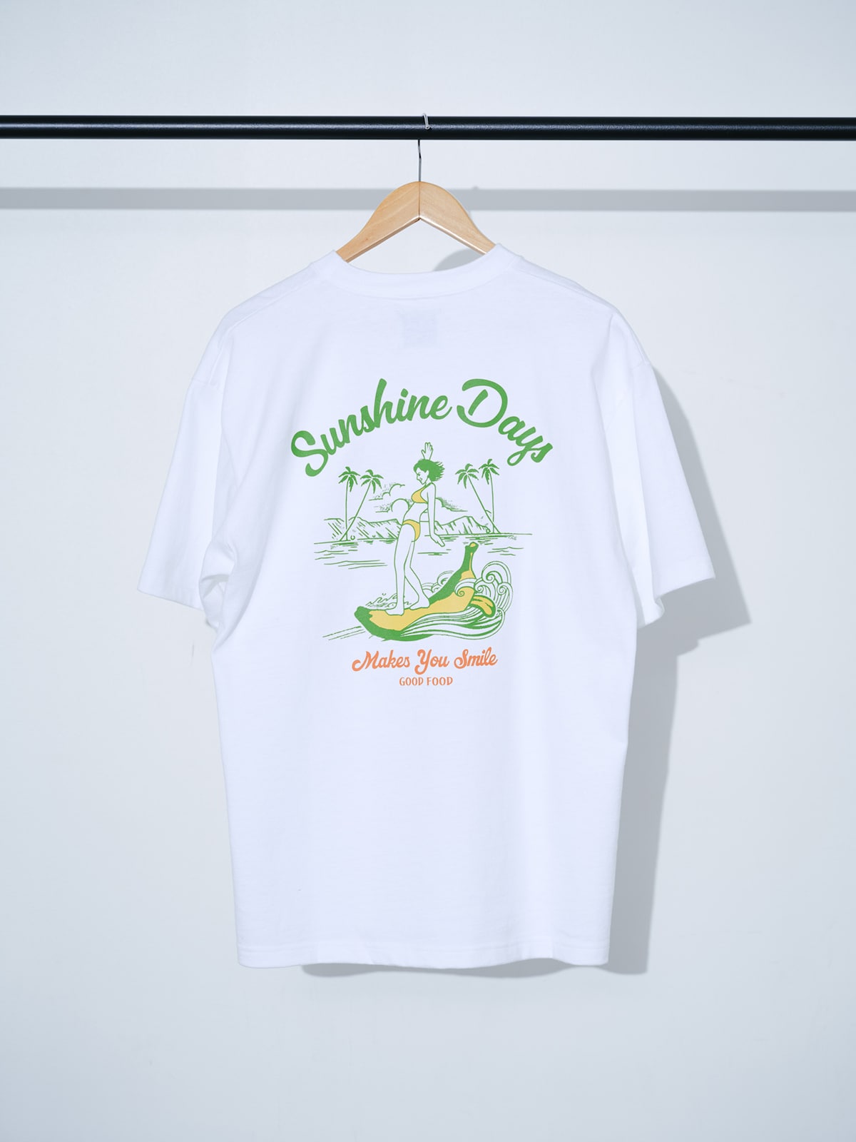 田中律子と「GOODFOOD」のコラボレーションによるTシャツ裏面（白）