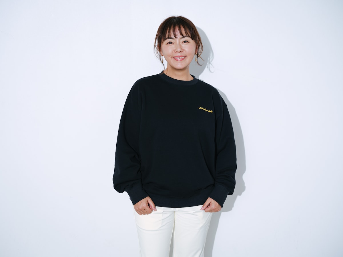 田中律子と「GOODFOOD」のコラボレーションによるスウェット（黒）着用画像