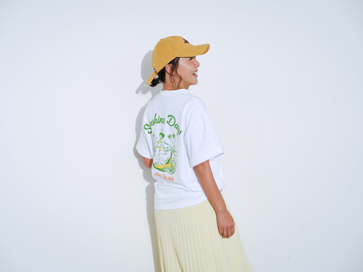 田中律子と「GOODFOOD」のコラボレーションによるTシャツ（白）着用画像