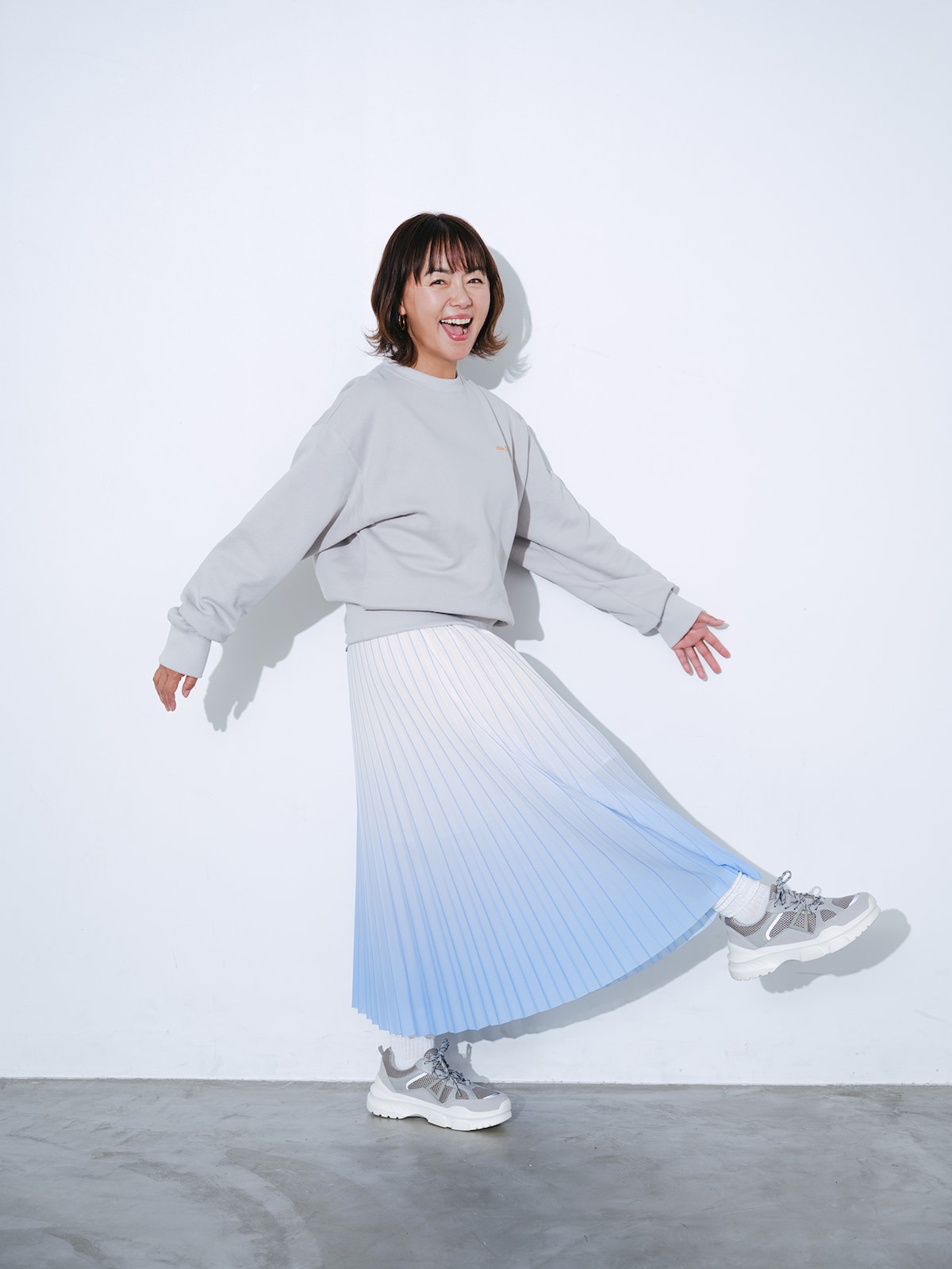 田中律子と「GOODFOOD」のコラボレーションによるスウェット（グレー）着用画像