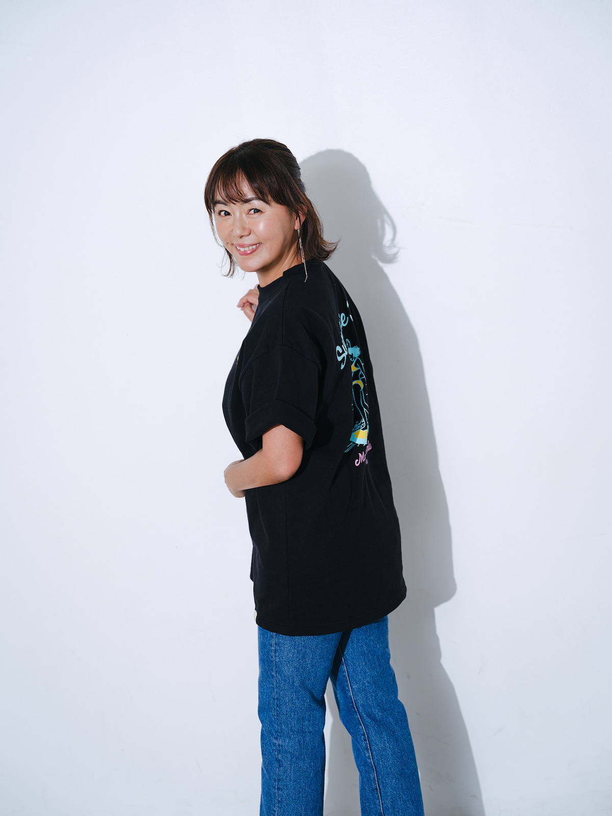 田中律子と「GOODFOOD」のコラボレーションによるTシャツ（黒）着用画像