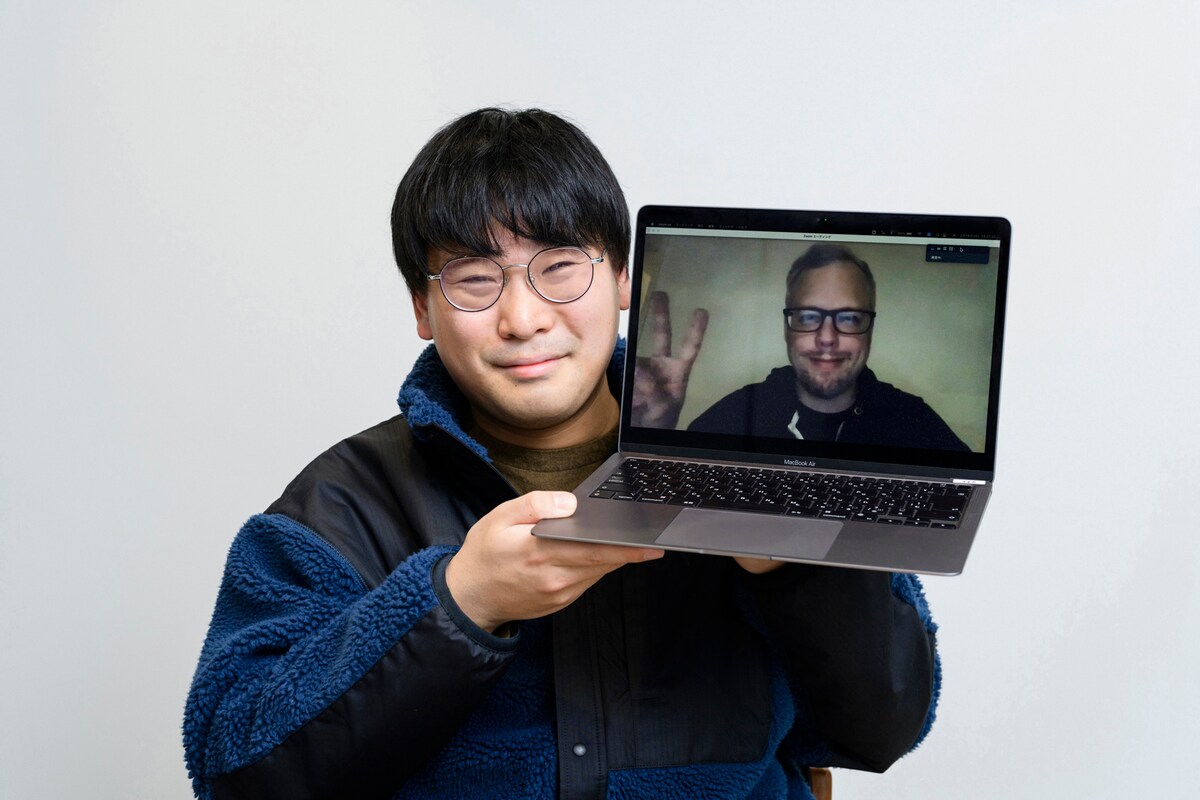 左から阪元裕吾、ナヴォット・パプシャド。