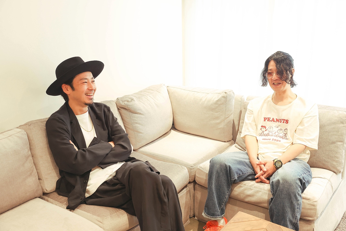 左から大木伸夫（Vo, G / ACIDMAN）、田中和将（Vo, G / GRAPEVINE）。