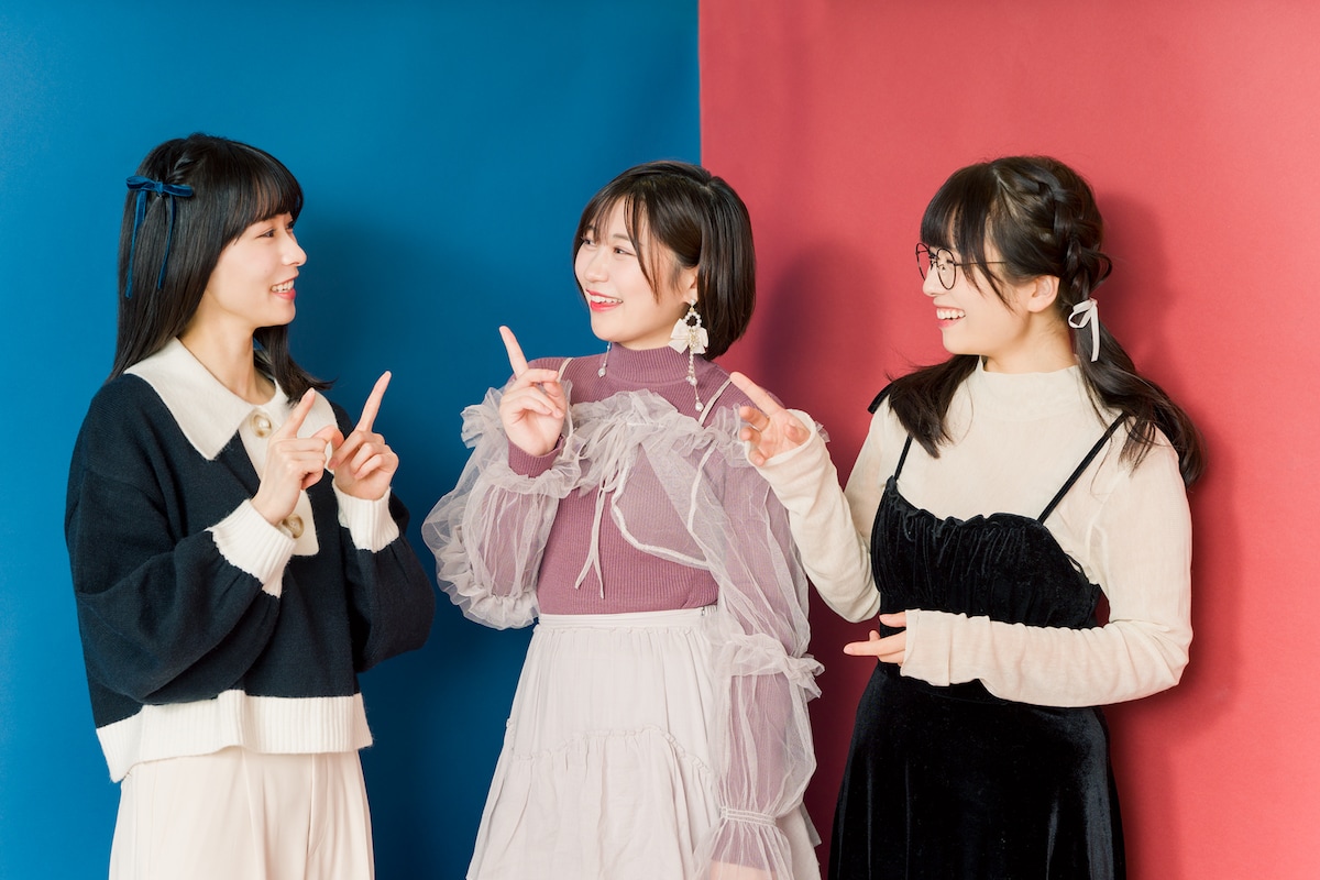 左から佐々木琴子、空野青空、東雲うみ。