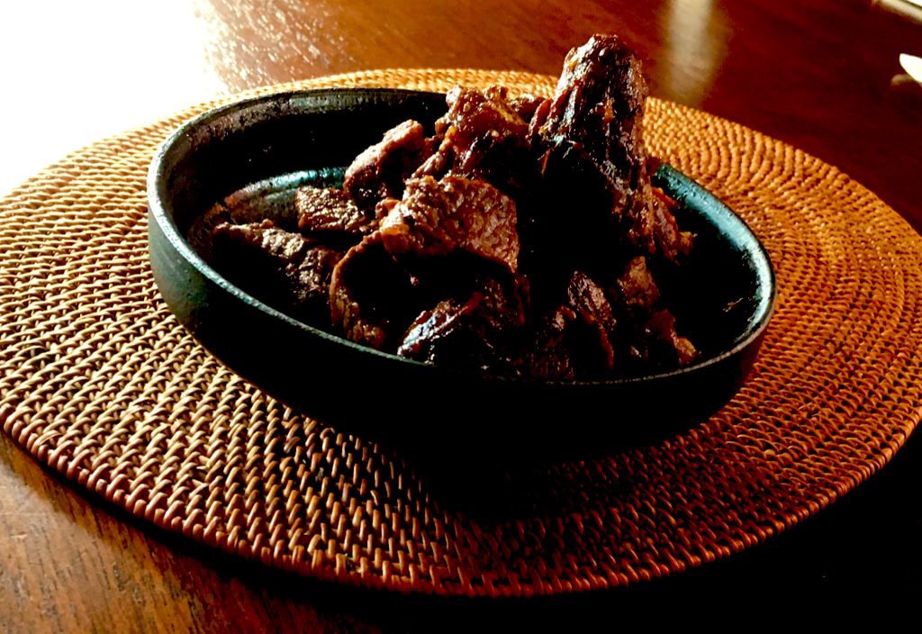 遠藤氏が作った肉とデーツのごま油煮。「優れたものの宝庫」より。