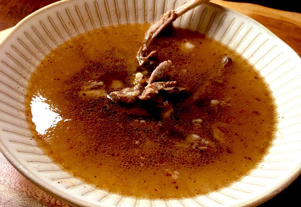 遠藤氏が作った羊の煮込み。「キターブ・アッ＝タビーハ」より。