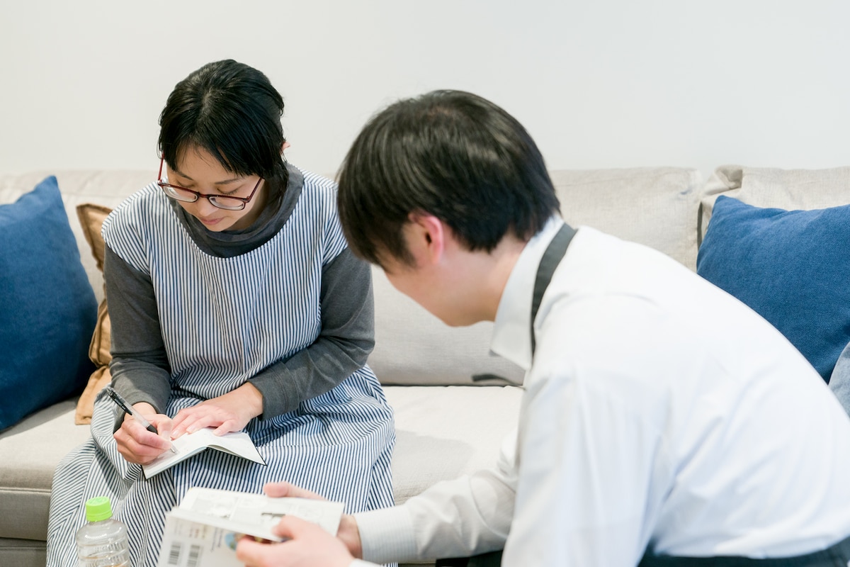 遠藤氏の話を真剣に聞きながらメモを取る亀。取材現場は勉強会のような雰囲気に。