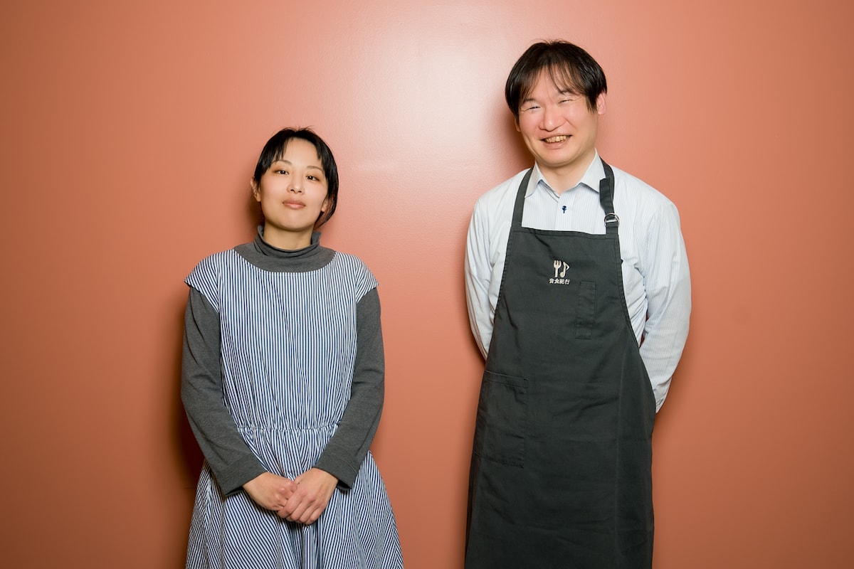 左から亀、遠藤雅司氏。