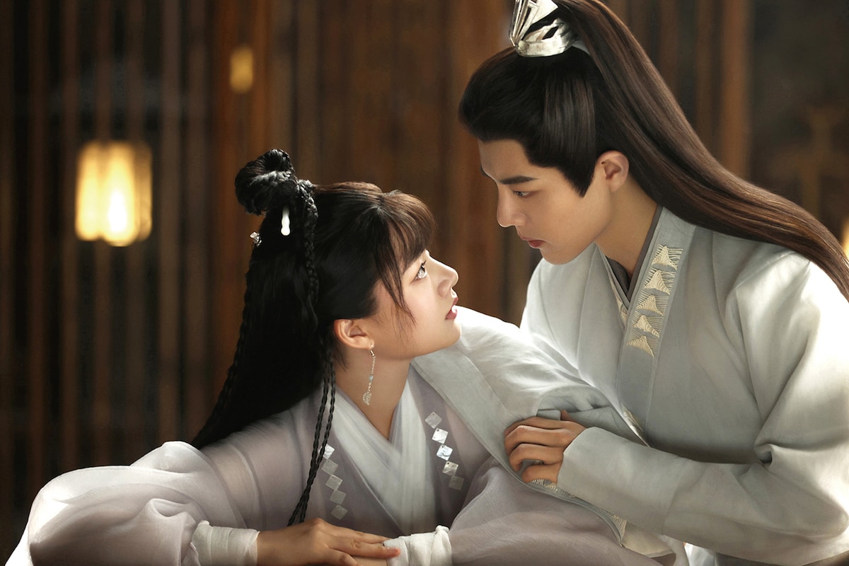 「玉骨遥(ぎょっこつよう)」より、左からレン・ミン演じる朱顔(しゅがん)、シャオ・ジャン演じる時影(じえい)。