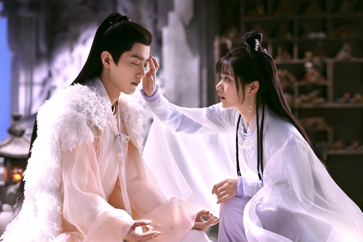 「玉骨遥(ぎょっこつよう)」より、左からシャオ・ジャン演じる時影(じえい)、レン・ミン演じる朱顔(しゅがん)。