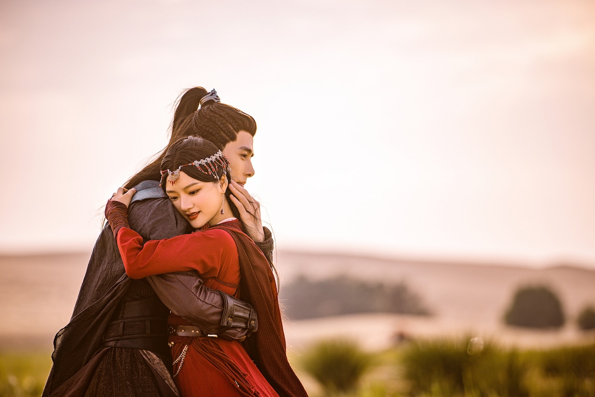 「玉骨遥(ぎょっこつよう)」より、左からファン・イールン演じる赤淵(せきえん)、レン・ミン演じる朱顔(しゅがん)。