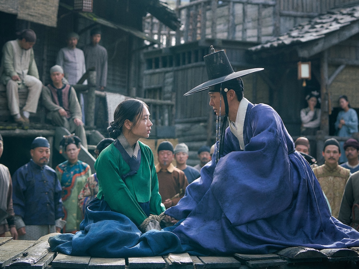 「恋人~あの日聞いた花の咲く音~」より、左からアン・ウンジン演じるユ・ギルチェ、ナムグン・ミン演じるイ・ジャンヒョン。