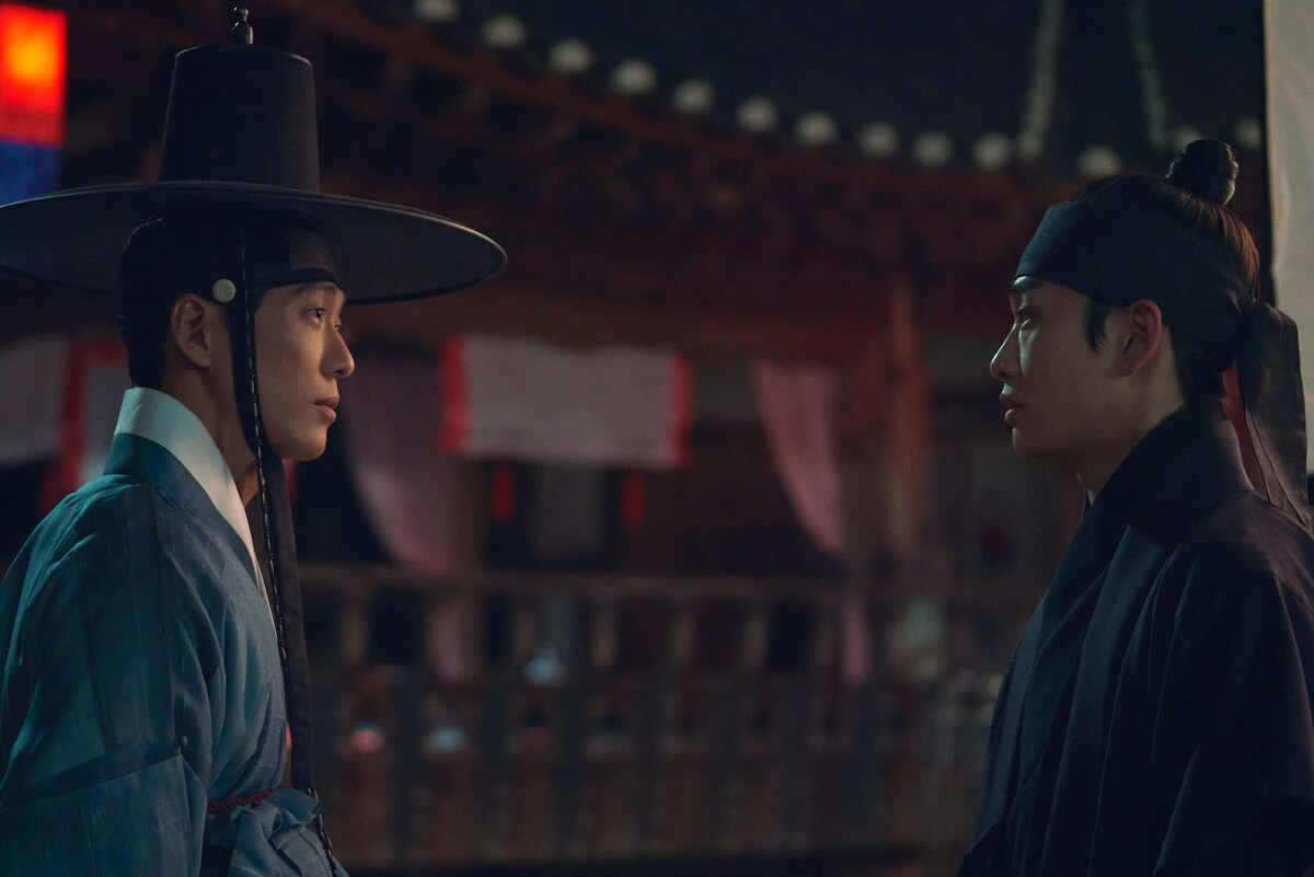 「恋人~あの日聞いた花の咲く音~」より、左からナムグン・ミン演じるイ・ジャンヒョン、キム・ユヌ演じるリャンウム。