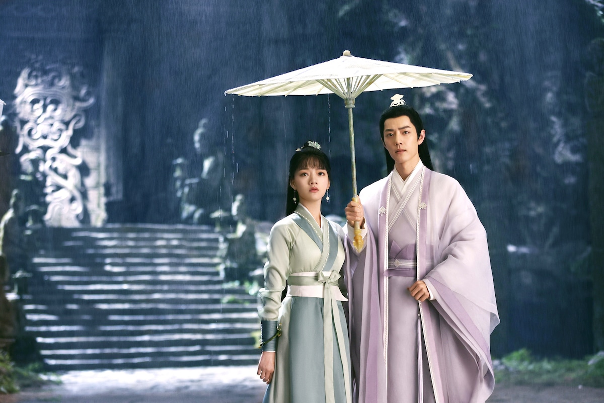 「玉骨遥(ぎょっこつよう)」より、左からレン・ミン演じる朱顔(しゅがん)、シャオ・ジャン演じる時影(じえい)。