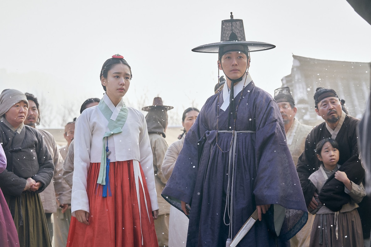 「恋人~あの日聞いた花の咲く音~」より、左からアン・ウンジン演じるユ・ギルチェ、ナムグン・ミン演じるイ・ジャンヒョン。