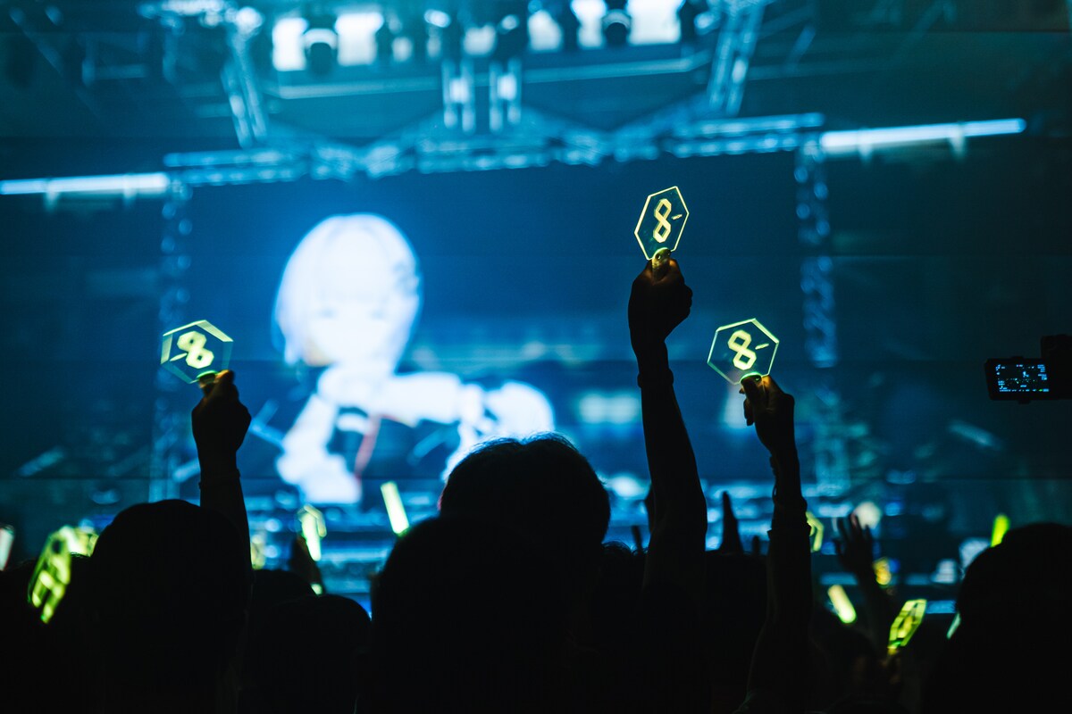 ペンライトを振るBEES。（Photo by Yudai Isizuki）