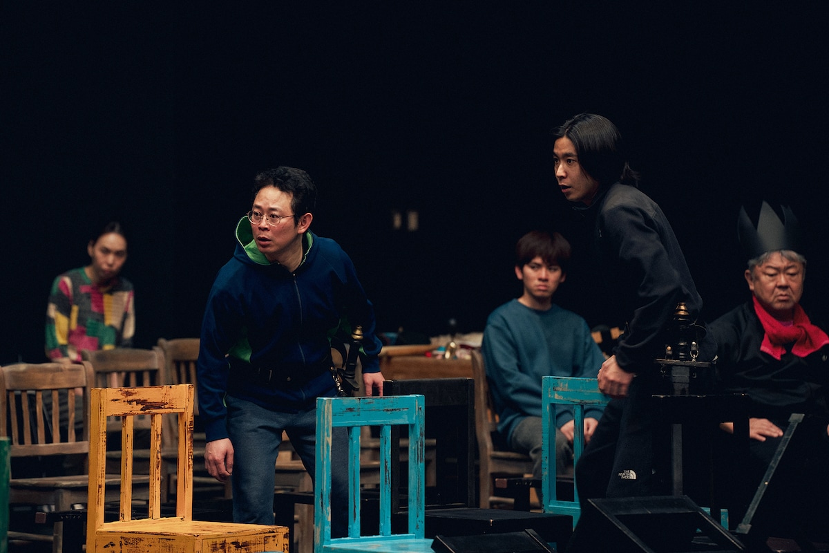 「マクベス」稽古より、左から山本圭祐、内田健司。