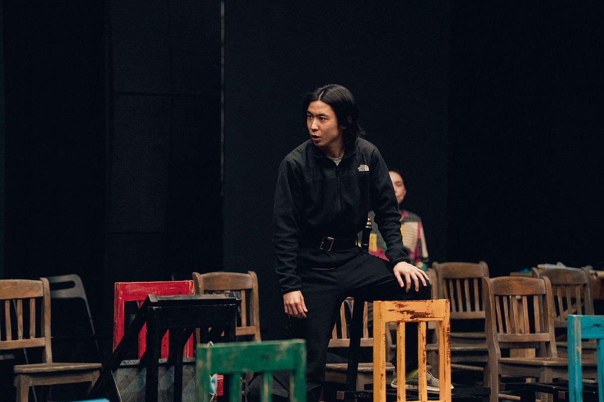 「マクベス」稽古より、内田健司。