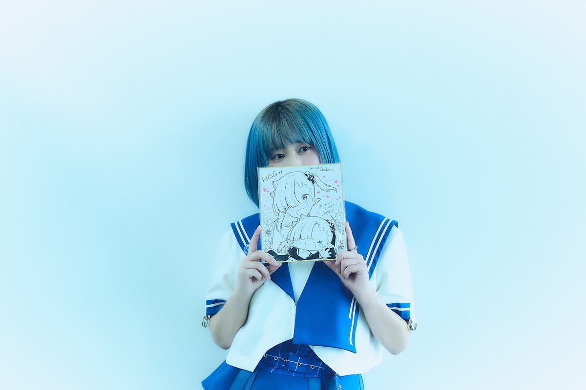 Chiho。手に持っている色紙は、二式恭介がこの日H△Gにプレゼントしたもの。