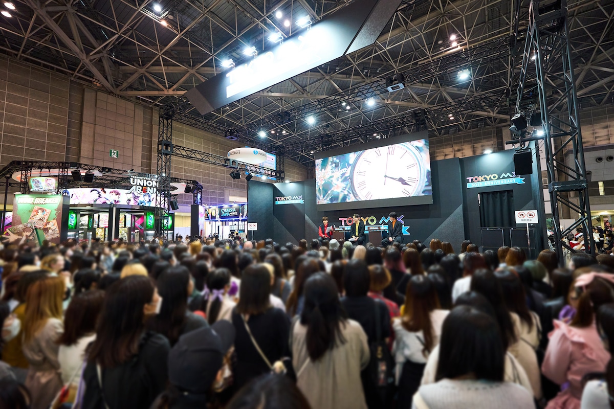 開幕直後のステージの様子。ステージ左から山下誠一郎、駒田航、増田俊樹。