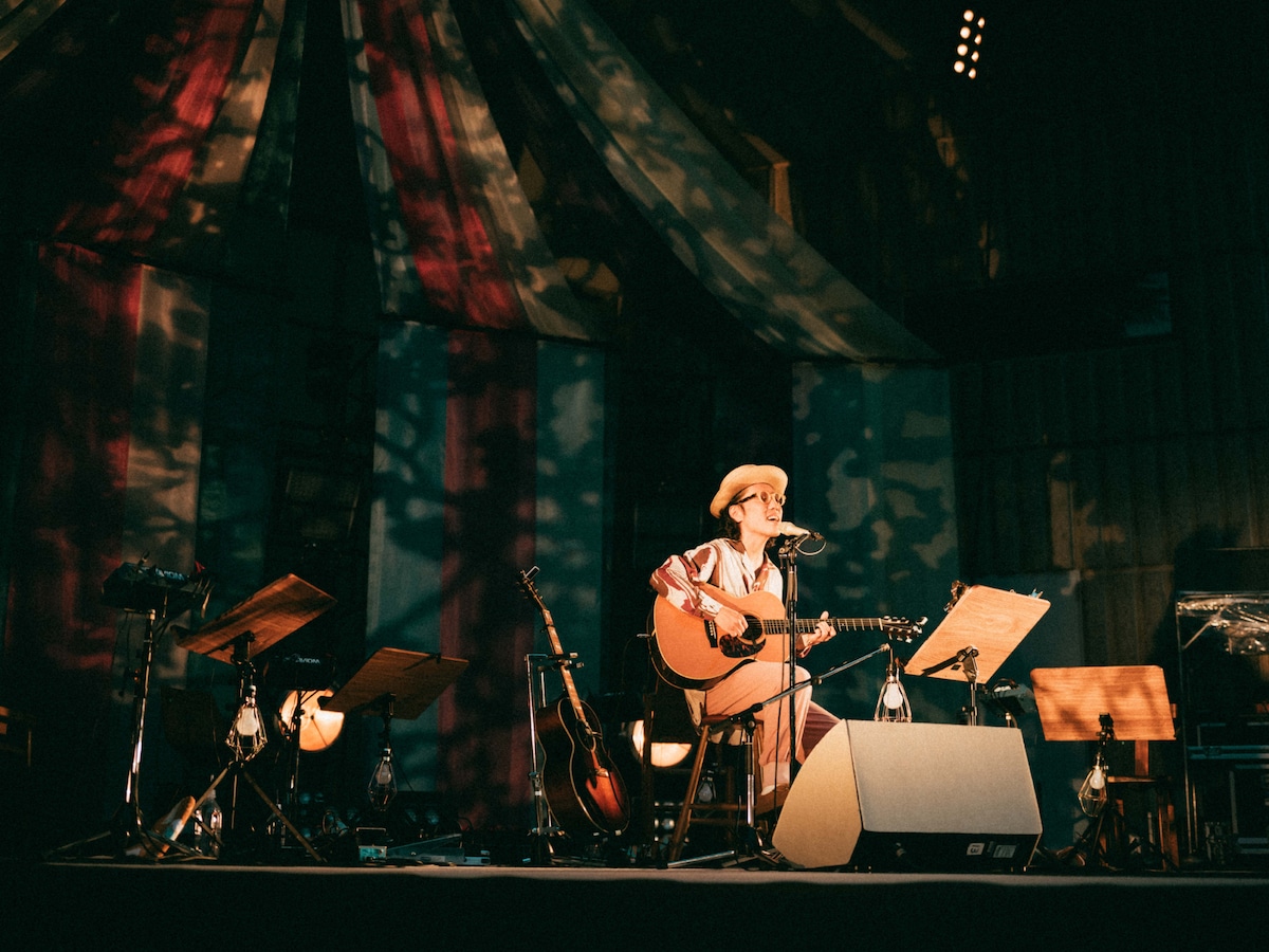 弾き語りツアー「Faraway So Close」の様子。