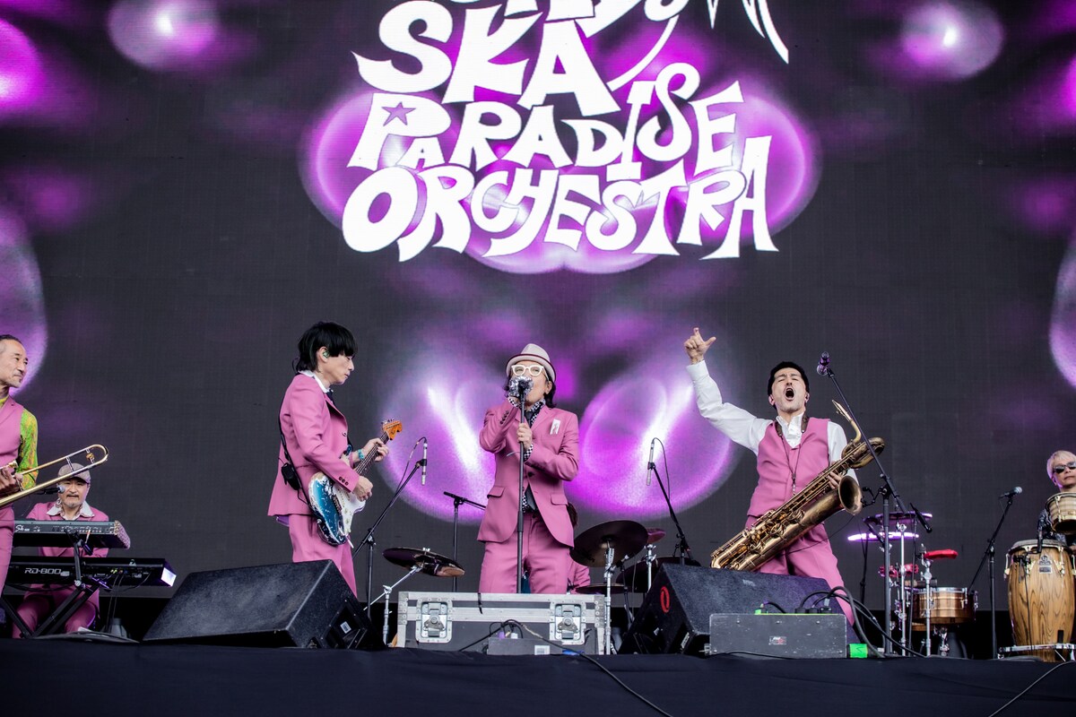 2023年3月19日にメキシコ・メキシコシティで開催された中南米最大のフェス「Vive Latino」に東京スカパラダイスオーケストラとともに出演したハナレグミ。