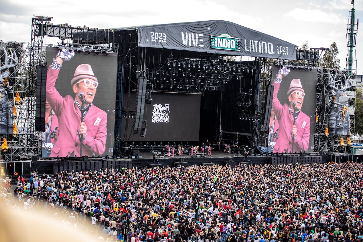 2023年3月19日にメキシコ・メキシコシティで開催された中南米最大のフェス「Vive Latino」に東京スカパラダイスオーケストラとともに出演したハナレグミ。