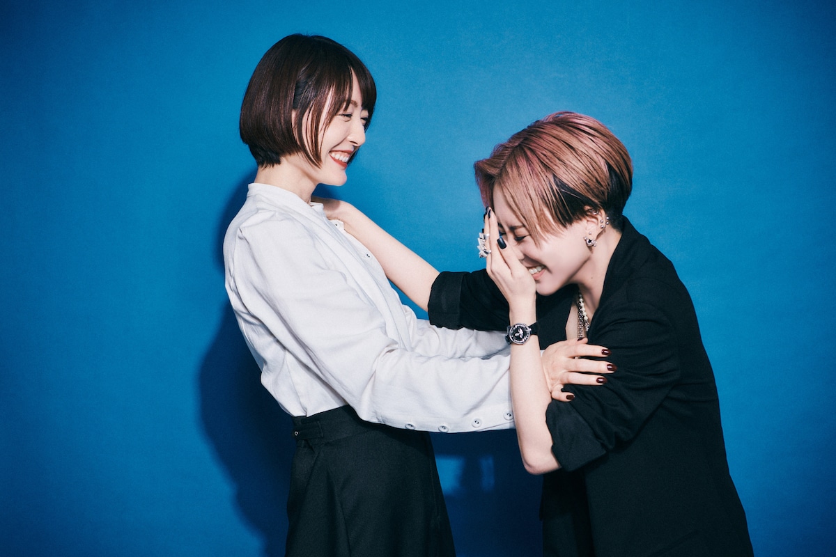 左から花澤香菜、雫（ポルカドットスティングレイ）。