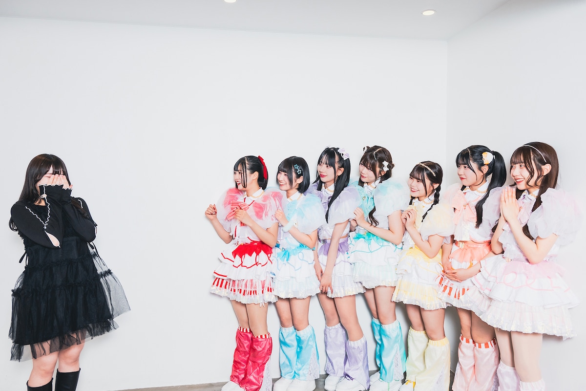 対面する谷のばらとHAPPY CREATORS。