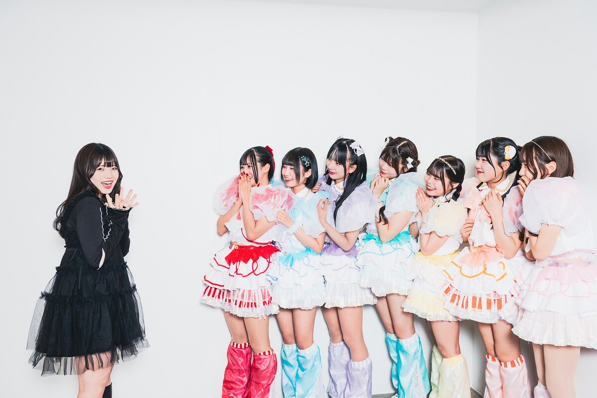 対面する谷のばらとHAPPY CREATORS。