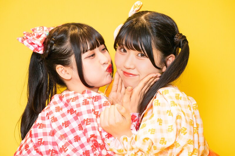 夏目りこ（左）と松本せりな（右）。