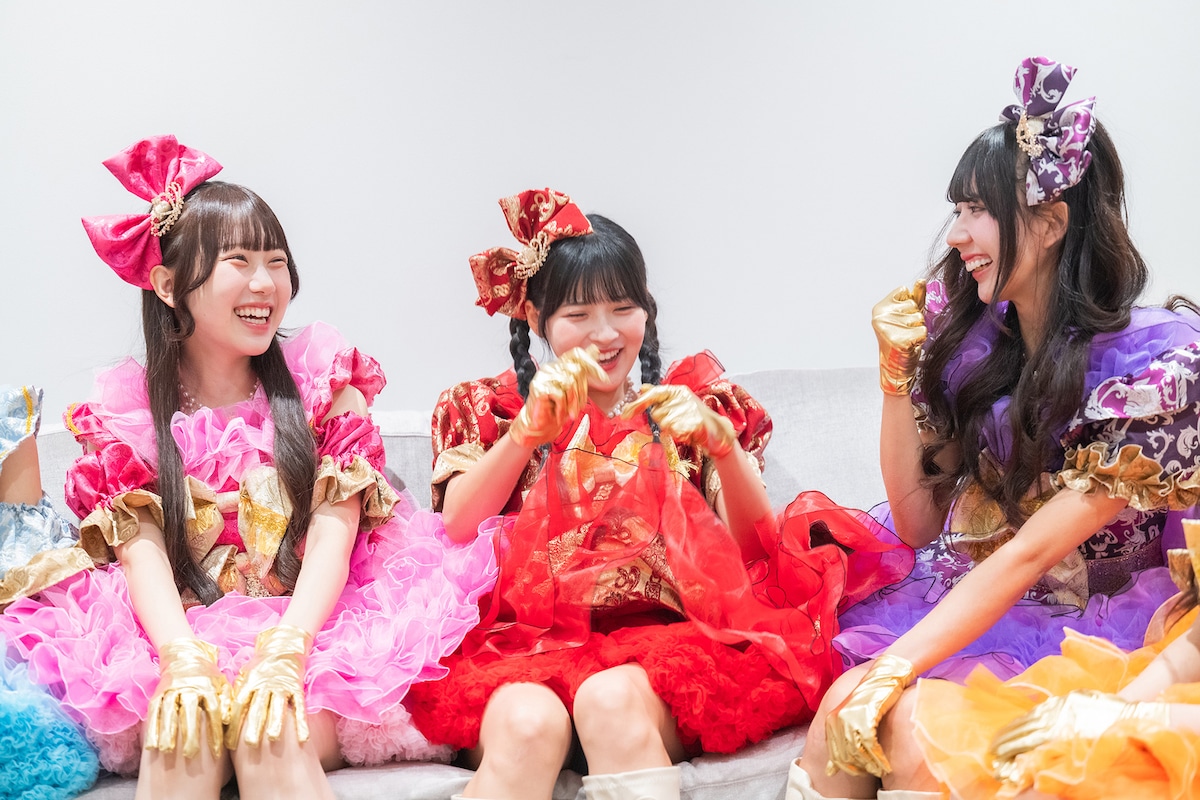 左から楠森しゅり、夏目りこ、小鈴かれん。