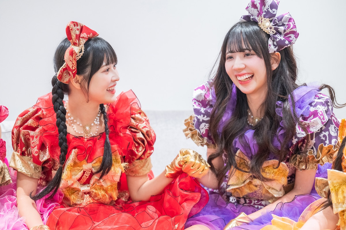 左から夏目りこ、小鈴かれん。