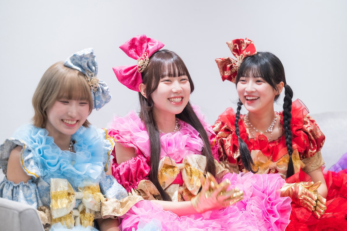 左から橘あや、楠森しゅり、夏目りこ。