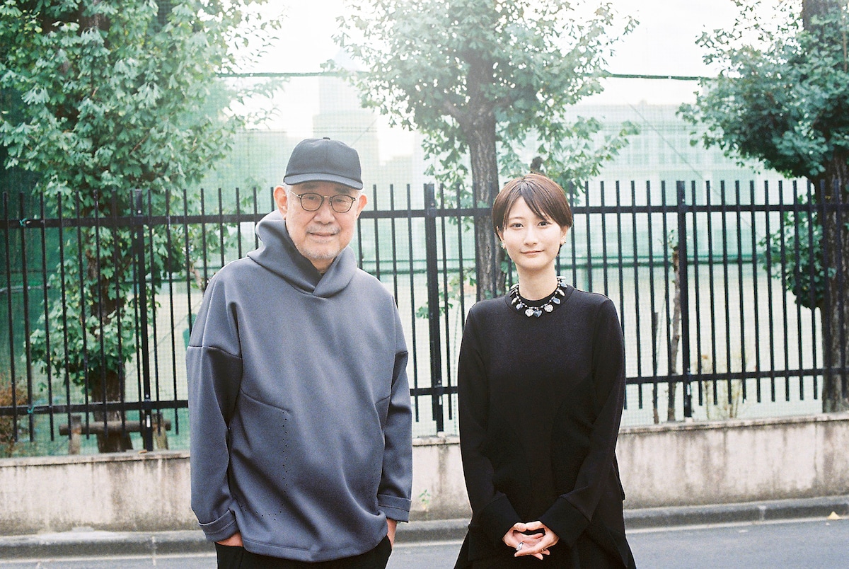 左から松本隆、児玉雨子。