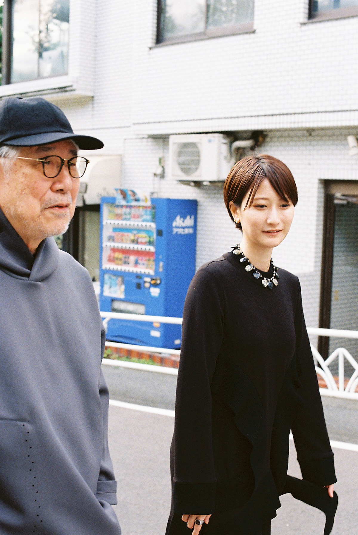 左から松本隆、児玉雨子。