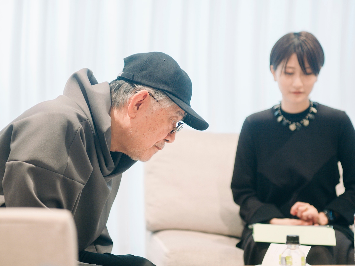 歌詞カードに目を落とす松本隆。