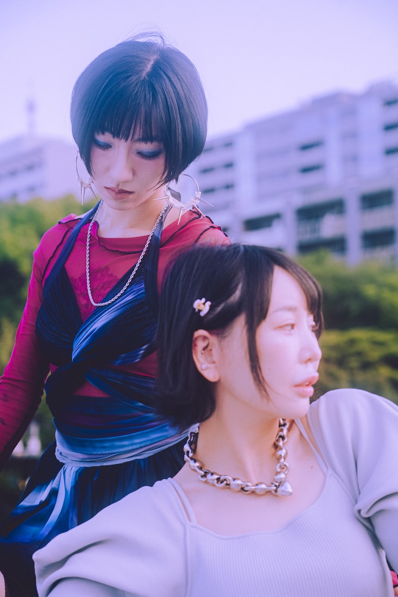 左から春ねむり、大森靖子。