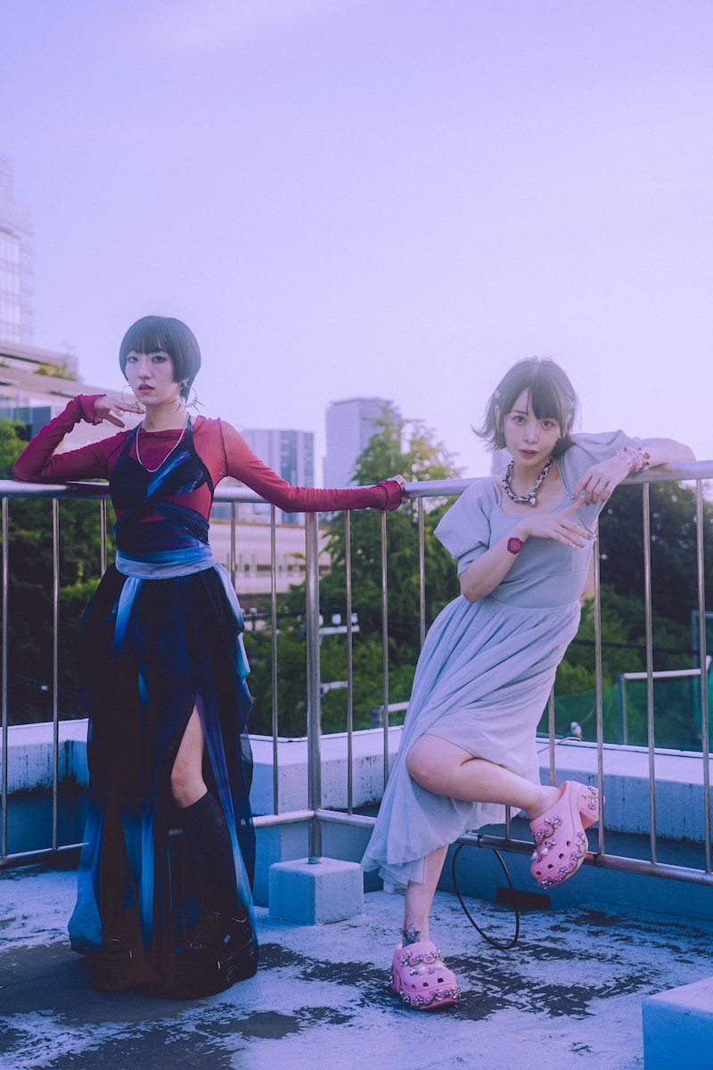 左から春ねむり、大森靖子。