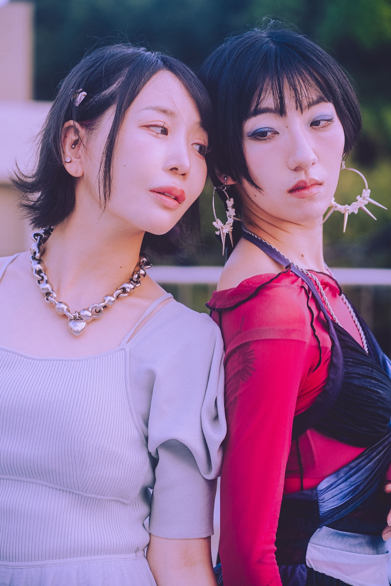 左から大森靖子、春ねむり。