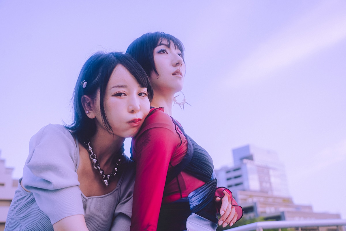 左から大森靖子、春ねむり。