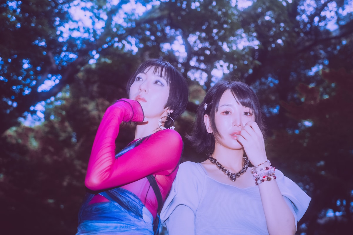 左から春ねむり、大森靖子。