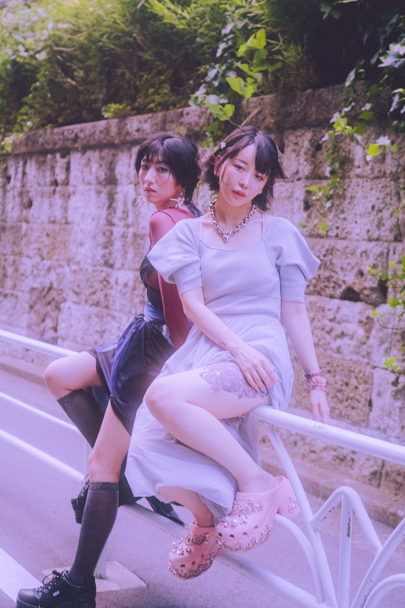 左から春ねむり、大森靖子。