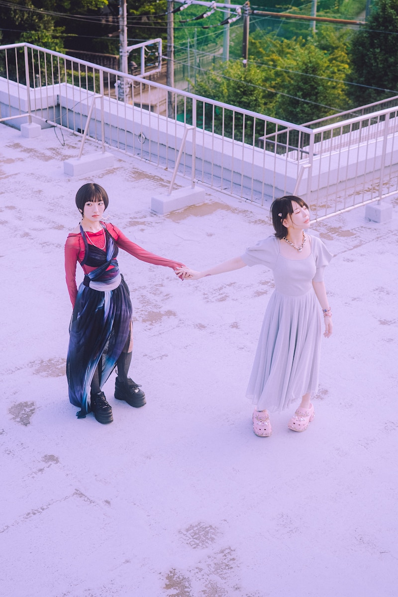 左から春ねむり、大森靖子。