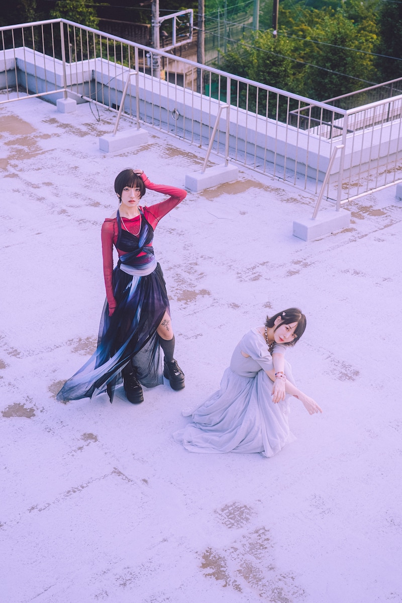 左から春ねむり、大森靖子。