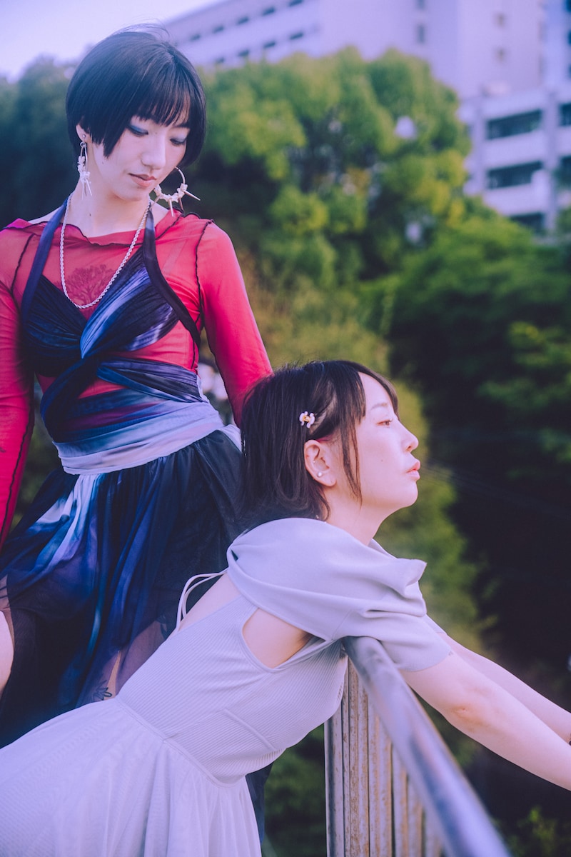 左から春ねむり、大森靖子。