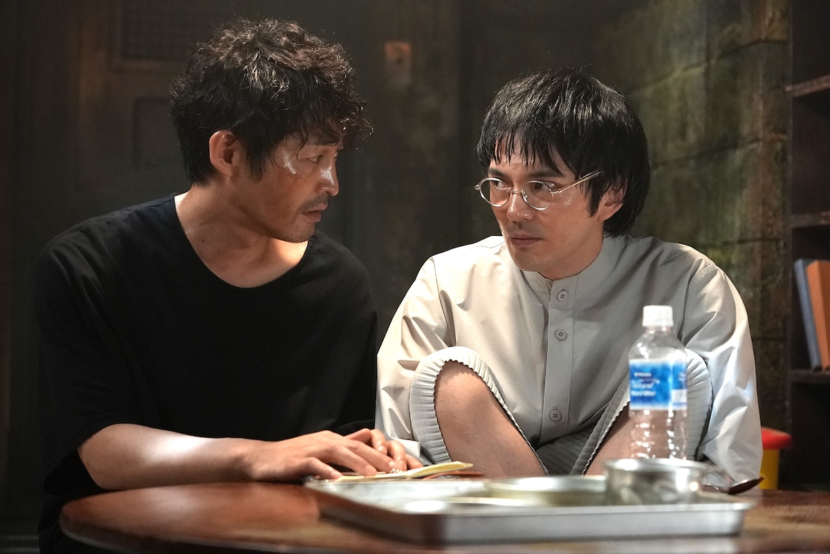 「初恋の悪魔」より、左から安田顕演じる森園真澄、林遣都演じる鹿浜鈴之介。