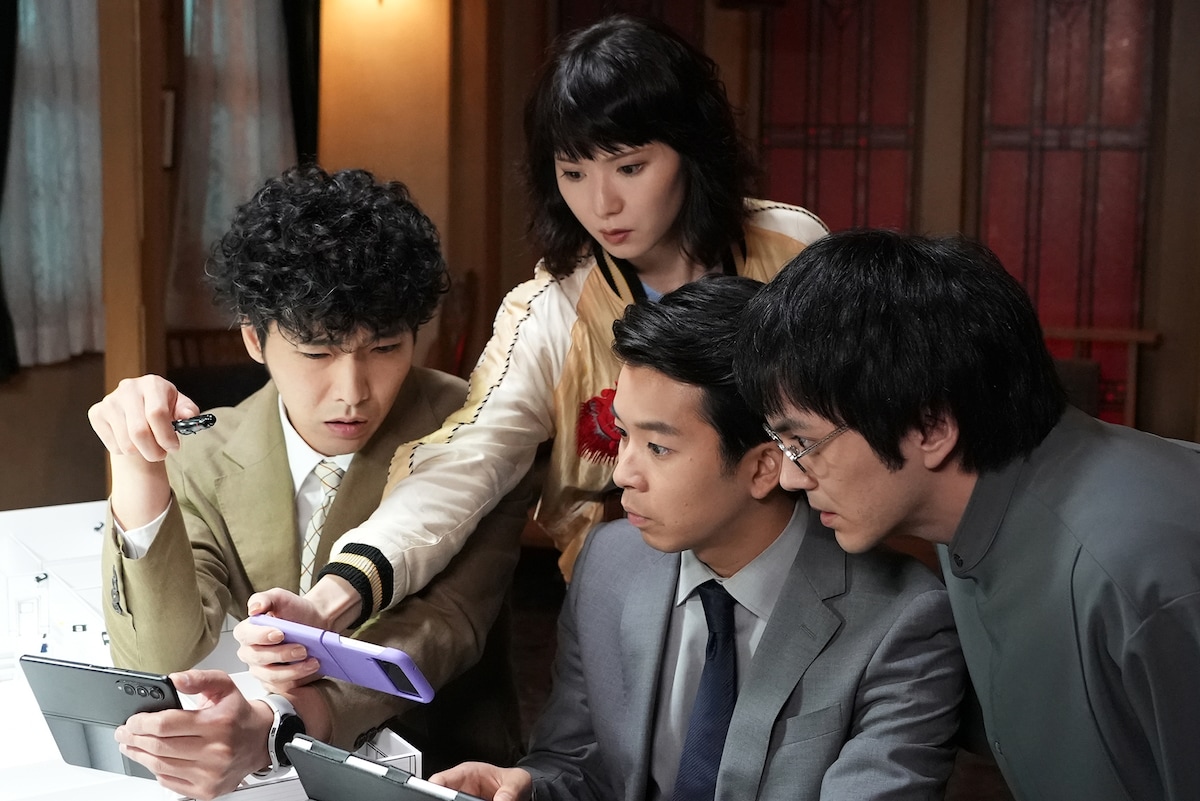 「初恋の悪魔」より、左から柄本佑演じる小鳥琉夏、松岡茉優演じる摘木星砂、仲野太賀演じる馬淵悠日、林遣都演じる鹿浜鈴之介。