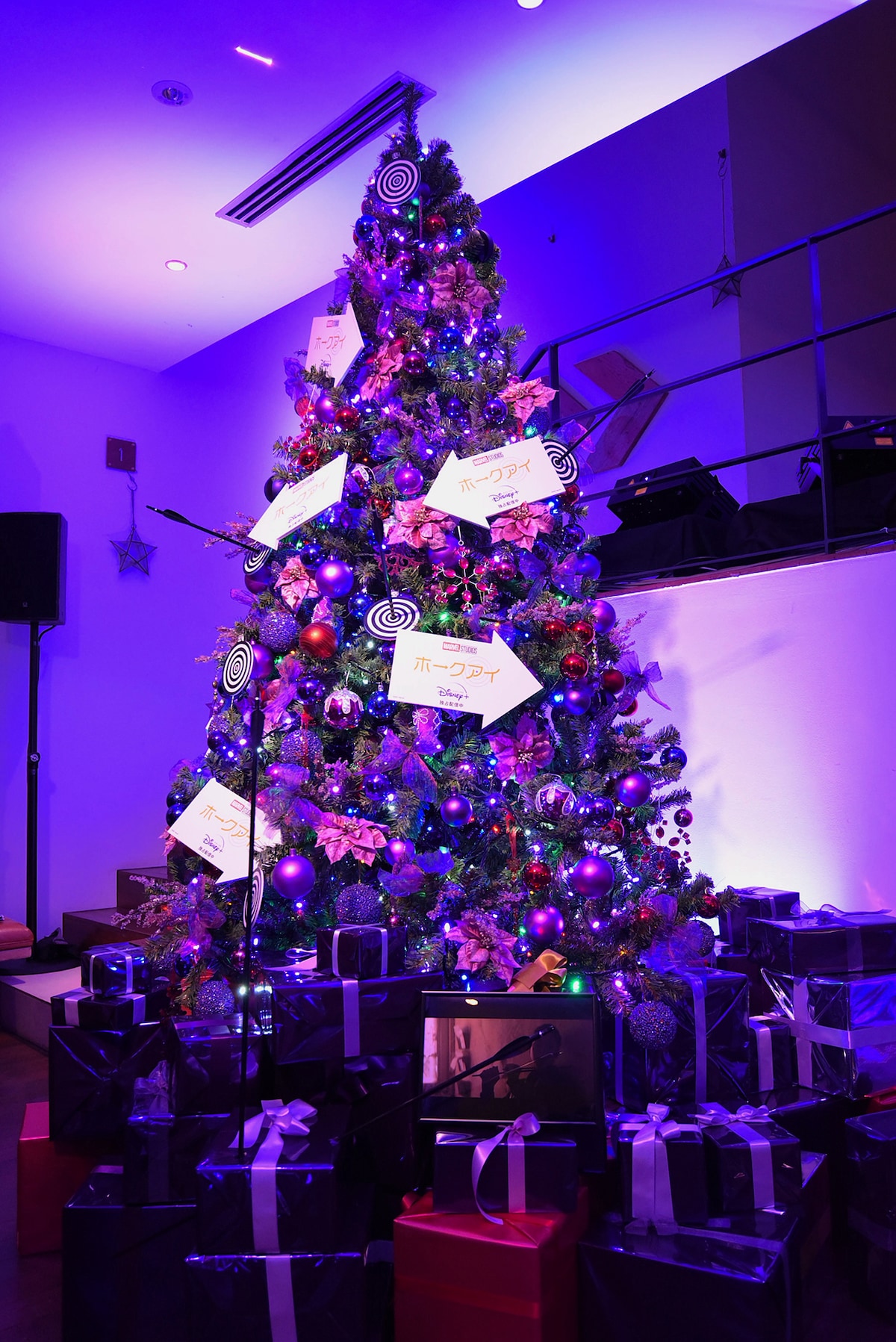 「ホークアイ」クリスマス視聴会に設置されたクリスマスツリー。